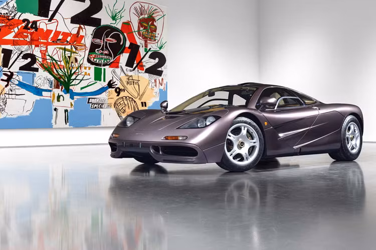 Mới đây, chiếc siêu xe McLaren F1 hàng hiếm này lại tiếp tục được rao bán với số ODO mới chỉ “vỏn vẹn” 410 km, tức sau 3 năm, chiếc xe mới chỉ lăn bánh được khoảng 22 km.