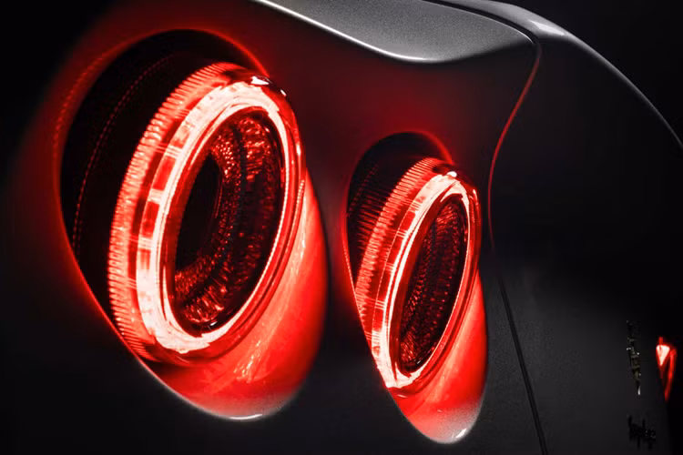 Khoang nội thất của xe được bọc da thủ công bao phủ khoang nội thất với các nút điều khiển được hoàn thiện bằng máy và các nút xoay nằm đẹp mắt ở giữa bảng điều khiển. Khoang nội thất của xe được duy trì nét đẹp cổ điển khi không được trang bị màn hình giải trí.