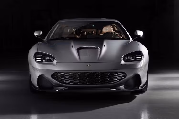 Touring độ Ferrari 550 dựa trên phiên bản tiêu chuẩn, lược bỏ phần khung xe, tăng thêm độ cứng và thiết kế phần thân Veloce12 trông mượt mà hơn, hiện đại hơn so với phiên bản 550 tiền nhiệm.