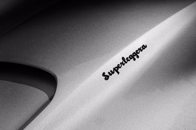 Touring cho biết tất cả vật liệu đều có nguồn gốc từ Ý và vì là một chiếc xe GT cỡ lớn nên Veloce12 có ghế bọc da tùy chỉnh được thiết kế để tạo sự thoải mái và hỗ trợ người lái trên những chặng đường dài.