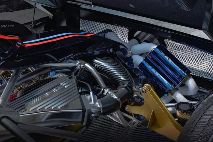 Đại gia Mỹ cũng đã đặt làm nội thất riêng cho Zonda Arrivederci bao gồm nhiều chi tiết sợi carbon, da đỏ và điểm nhấn bằng gỗ trên vô lăng.