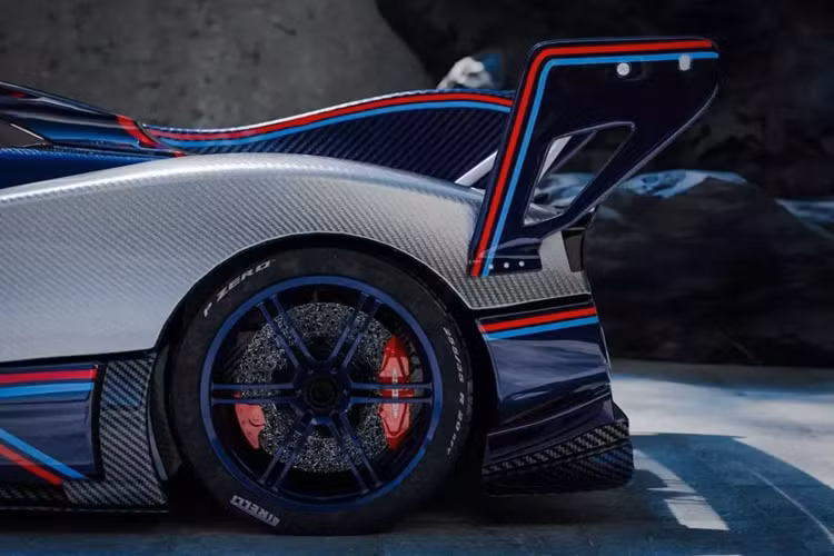 Nói về cánh sau, Zonda Arrivederci không giống bất kỳ cánh nào khác do Pagani sản xuất và lấy cảm hứng từ cánh của chiếc Zonda JC độc nhất vô nhị. Nó tự hào có các tấm ốp đầu được thiết kế riêng và nằm cao hơn nhiều so với cánh của hầu hết các xe Zonda.