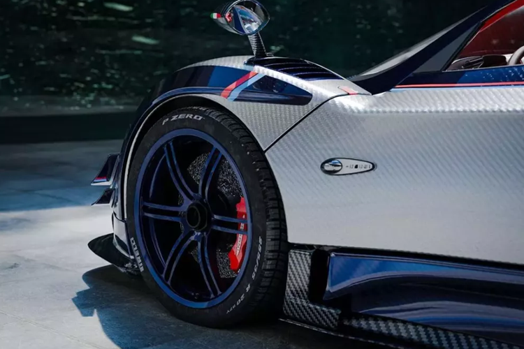 Các chi tiết ngoại thất ấn tượng khác của siêu xe Pagani Zonda Arrivederci bao gồm các điểm nhấn màu xanh nhạt và đỏ, huy hiệu tùy chỉnh và viền đèn hậu màu bạc. Nó cũng có phanh gốm carbon với kẹp phanh màu đỏ rất nổi bật.