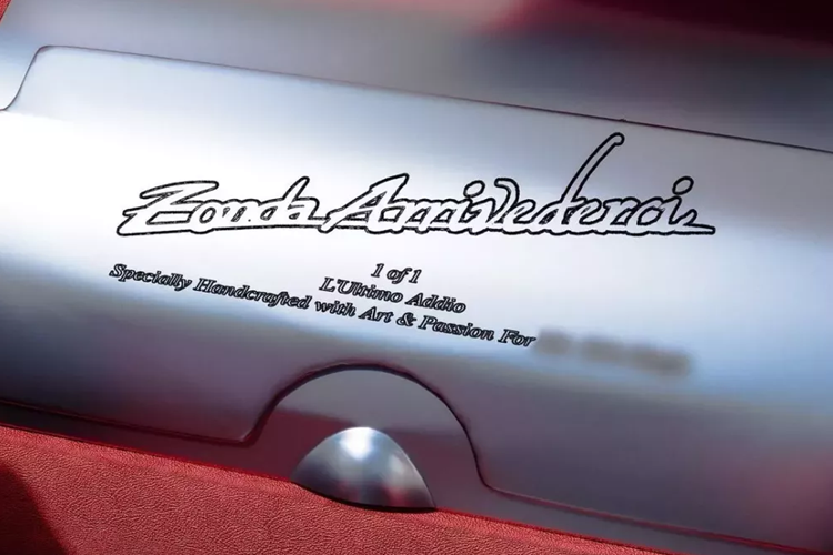 May mắn thay, các bức ảnh mới được công bố sẽ cho biết chiếc xe trông như thế nào. Thân siêu xe Pagani Zonda Arrivederci có nhiều điểm chung với các mẫu xe khác trong dòng 760, nhưng nó bao gồm nhiều yếu tố tùy chỉnh theo diện độc nhất vô nhị, đây có thể xem là chiếc xe Zonda thú vị nhất như Pagani Zonda Revolucion.