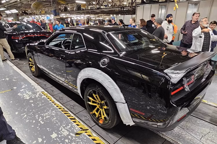 Giống như Dodge, Chevrolet đã khai tử Camaro vào tháng 12 năm ngoái, đánh dấu sự kết thúc của một kỷ nguyên. Nhưng có tin đồn rằng Chevy có kế hoạch hồi sinh nó trong tương lai, mặc dù có thể là một trái tim hoàn toàn bằng điện, có thể khiến nhiều tín đồ mê xe Camaro tức giận.