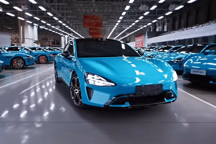 Khi Xiaomi công bố kế hoạch sản xuất xe điện vào năm 2021, lúc đó không ít người cho rằng lại có thêm một công ty chuyên làm đồ điện tử gia dụng khác tham gia vào cuộc chơi “đốt tiền” với tham vọng quá cao và khó thành hiện thực. Tuy nhiên tại thời điểm này của năm 2024, hãng đã bắt đầu bán ra những chiếc xe điện Xiaomi SU7 đầu tiên và nhận được sự ủng hộ của phần đông khách hàng nội địa Trung Quốc.