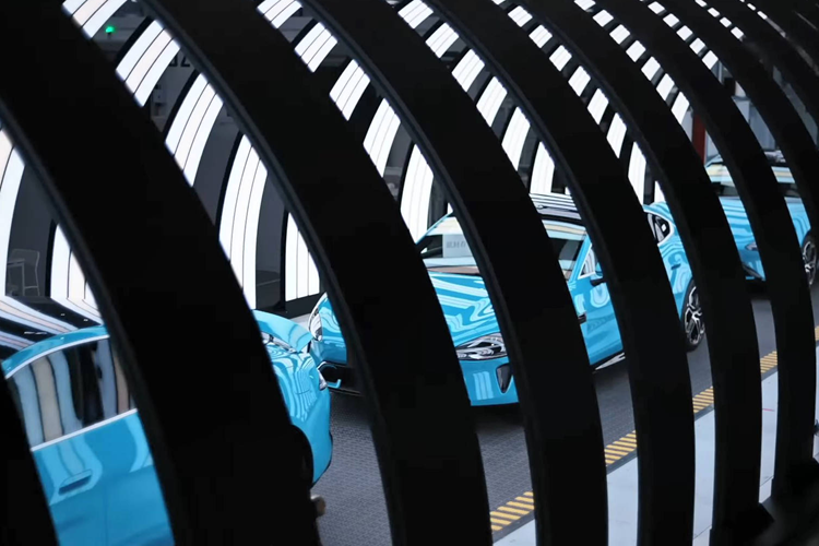 Nhà máy sản xuất xe điện Xiaomi SU7 chính thức được khánh thánh từ tháng 6/2023, tọa lạc tại Khu kinh tế kỹ thuật Bắc Kinh, bao gồm 6 phân xưởng chính, 29 phòng thí nghiệm R&amp;D và đường thử dài 2,5 km.