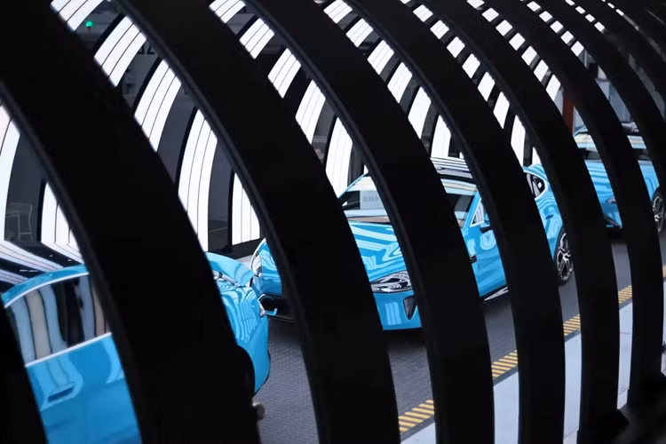 Nhà máy sản xuất xe điện Xiaomi SU7 chính thức được khánh thánh từ tháng 6/2023, tọa lạc tại Khu kinh tế kỹ thuật Bắc Kinh, bao gồm 6 phân xưởng chính, 29 phòng thí nghiệm R&amp;D và đường thử dài 2,5 km.