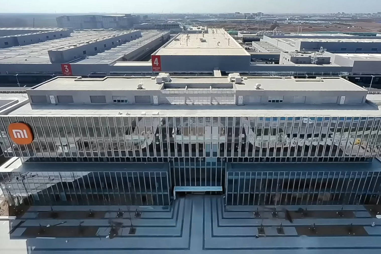 Những hình ảnh cho thấy một phần của công đoạn đúc khuôn mà Xiaomi gọi là HyperCasting, sử dụng máy dập có lực ép lên đến 9.100 tấn để tạo hình xe nhanh chóng, giảm số lượng linh kiện, chi phí và thời gian sản xuất.