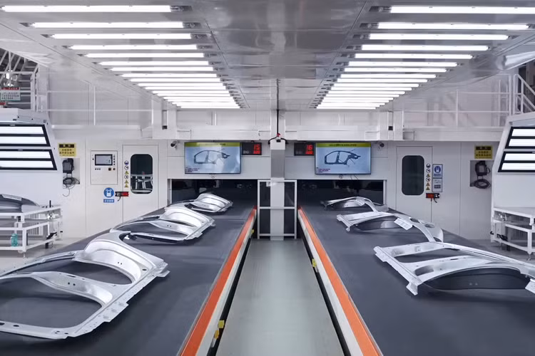 Dù vậy, có vẻ như hãng Trung Quốc cố ý bỏ qua nhiều phần quan trọng của quy trình sản xuất, chẳng hạn như công đoạn lắp ráp nội thất, mà nhiều khả năng vẫn có sự tham gia của đội ngũ công nhân.