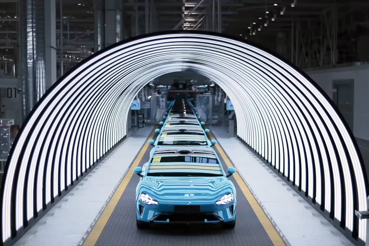 Tuy nhiên, các nhà phân tích tin rằng Xiaomi đang lỗ khoảng 68.000 nhân dân tệ (tương đương 240 triệu đồng) cho mỗi chiếc SU7 mà hãng bán ra. Theo kế hoạch, Xiaomi dự kiến bán SU7 tại 211 cửa hàng ở 39 thành phố Trung Quốc. Hãng chưa đề cập đến khả năng bán mẫu xe điện này ở nước ngoài.