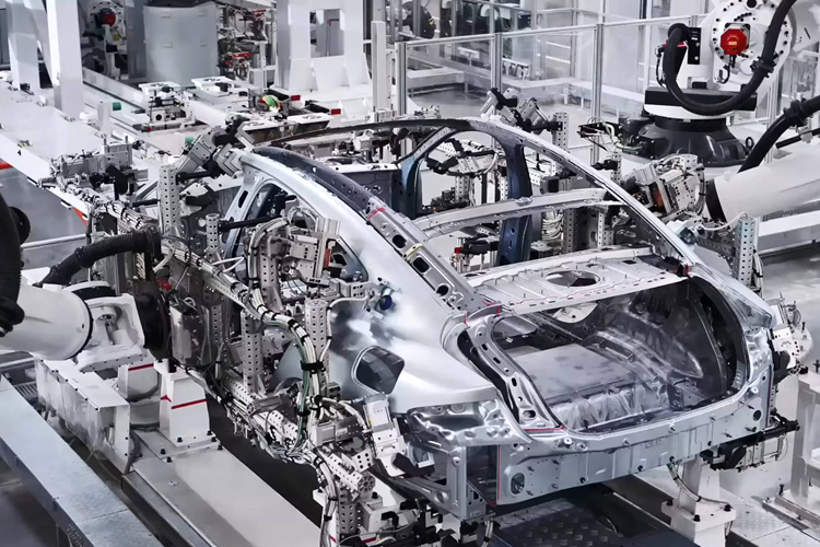 Với dây chuyền sản xuất hiện đại này, sau khi đạt công suất tối đa, trung bình cứ 76 giây sẽ có một chiếc Xiaomi SU7 được xuất xưởng, tương đương với 40 xe ra lò mỗi giờ đồng hồ.