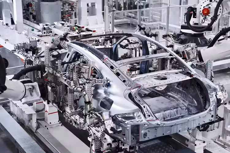 Với dây chuyền sản xuất hiện đại này, sau khi đạt công suất tối đa, trung bình cứ 76 giây sẽ có một chiếc Xiaomi SU7 được xuất xưởng, tương đương với 40 xe ra lò mỗi giờ đồng hồ.