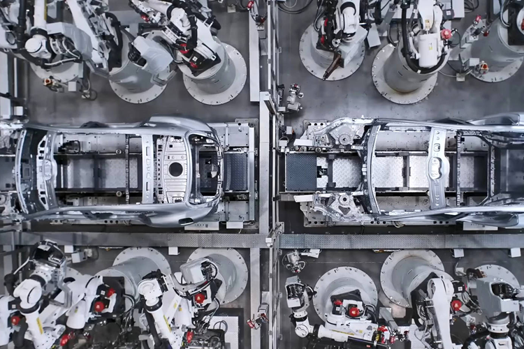 Lý do chính khiến SU7 trở nên phổ biến ở Trung Quốc là vì nó có giá khởi điểm chỉ 216.000 nhân dân tệ (tương đương 760 triệu đồng), thấp hơn đáng kể so với mức giá 245.600 nhân dân tệ (tương đương 865 triệu đồng) của đối thủ Tesla Model 3.