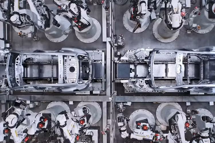 Lý do chính khiến SU7 trở nên phổ biến ở Trung Quốc là vì nó có giá khởi điểm chỉ 216.000 nhân dân tệ (tương đương 760 triệu đồng), thấp hơn đáng kể so với mức giá 245.600 nhân dân tệ (tương đương 865 triệu đồng) của đối thủ Tesla Model 3.