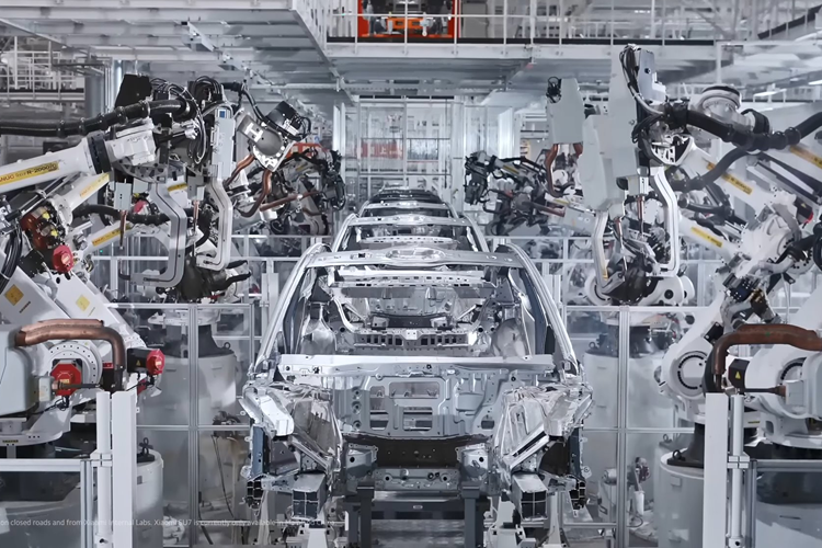 Trong đoạn video được thương hiệu Xiaomi phát hành để giới thiệu về nhà máy, có thể thấy nhiều chi tiết “hoành tráng” được phô diễn như trang bị hơn 700 robot, tự động hóa 100% các công nghệ then chốt như lắp ráp khung gầm xe bằng thép và nhôm.