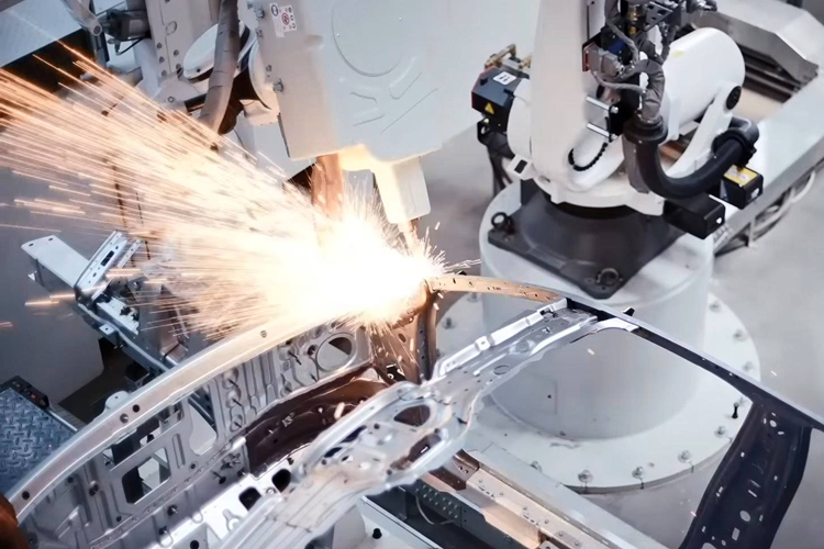 Quá trình kiểm tra cũng được tự động hóa hoàn toàn, bao gồm kiểm tra ngoại thất bằng tia cực tím, kiểm tra khung gầm bằng radar laser 100% cho toàn bộ xe và kiểm tra chi tiết đúc bằng tia X.