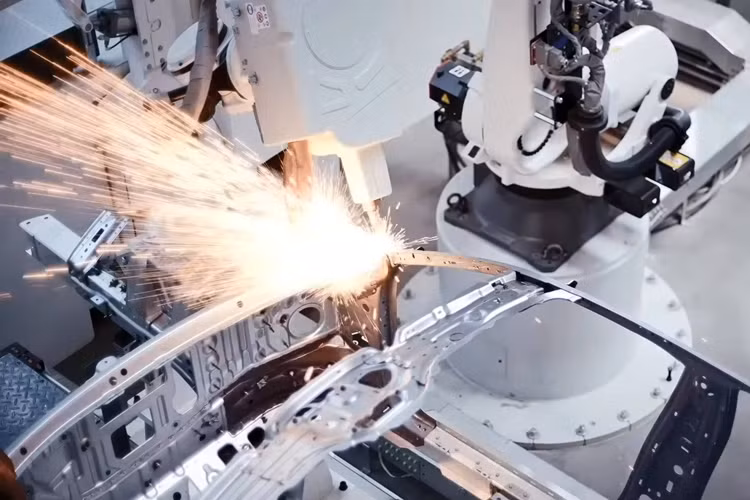 Quá trình kiểm tra cũng được tự động hóa hoàn toàn, bao gồm kiểm tra ngoại thất bằng tia cực tím, kiểm tra khung gầm bằng radar laser 100% cho toàn bộ xe và kiểm tra chi tiết đúc bằng tia X.