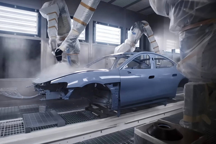 Khi SU7 hoàn thiện và được kiểm tra, hệ thống lái tự động của nó sẽ tự đưa nó ra khỏi dây chuyền lắp ráp.