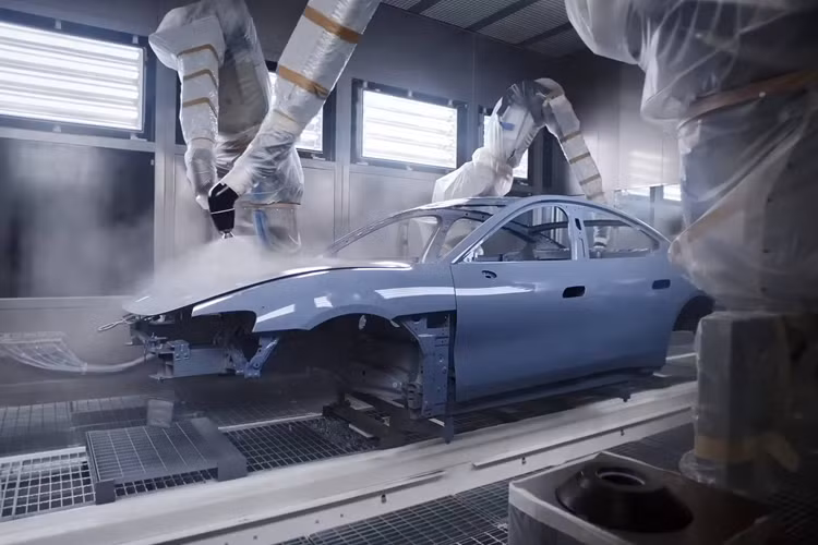 Khi SU7 hoàn thiện và được kiểm tra, hệ thống lái tự động của nó sẽ tự đưa nó ra khỏi dây chuyền lắp ráp.