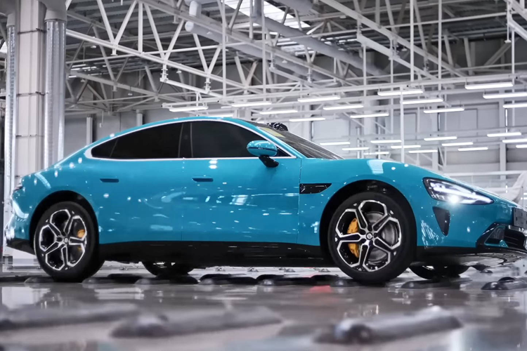 Thương hiệu Xiaomi cho biết họ đã nhận được hơn 75.000 đơn đặt hàng cho mẫu xe điện SU7 có kiểu dáng thể thao năng động này và để đáp ứng nhu cầu, họ cần một nhà máy hiện đại.