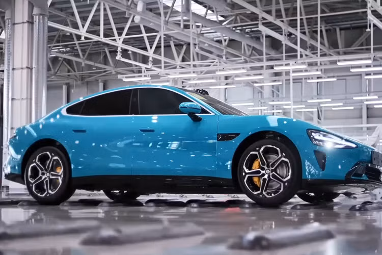 Thương hiệu Xiaomi cho biết họ đã nhận được hơn 75.000 đơn đặt hàng cho mẫu xe điện SU7 có kiểu dáng thể thao năng động này và để đáp ứng nhu cầu, họ cần một nhà máy hiện đại.