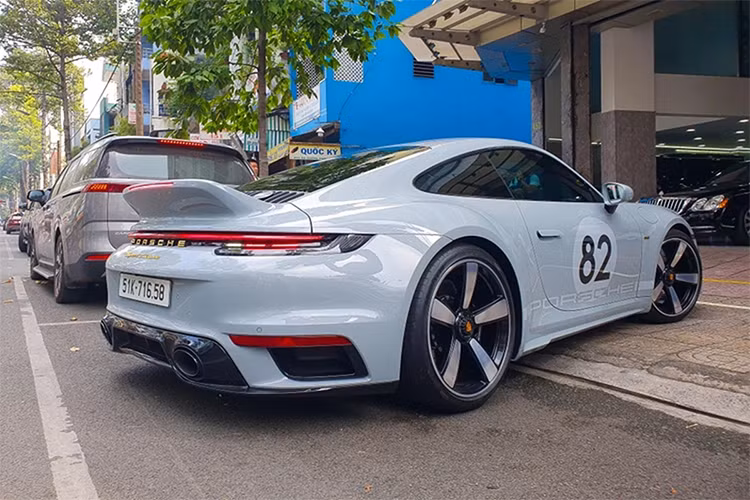 Chiếc Porsche 911 Sport Classic của Cường Đô la mang màu sơn xám, đi kèm sọc kẻ trắng thể thao và bộ mâm 5 chấu đơn mang thiết kế cổ điển. Xe mang số thứ tự 1.202 và được trang trí decal số "82" ở bên hông. Khi kết hợp những số trên sẽ ra ngày tháng năm sinh của vị doanh nhân này (12/02/1982).