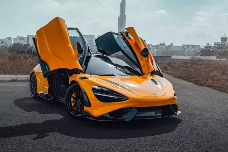 Tất nhiên, chiếc siêu xe giới hạn McLaren 765LT từng của đại gia Kiên Giang vẫn đang được rao bán trên thị trường, hiện đây là 1 trong 2 xe McLaren 765LT đang tìm chủ nhân, chiếc còn lại mang màu xanh dương, đang chờ 1 ngân hàng mang ra đấu giá.
