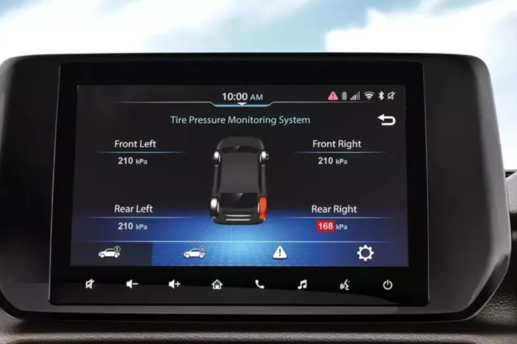 Các mẫu xe có thông số kỹ thuật cao hơn cũng có A/C tự động, camera 360 độ, đế sạc không dây, cửa sổ trời chỉnh điện và các tính năng Suzuki Connect. Cốp xe có dung tích 382 lít, nghe có vẻ không nhiều nhưng lớn hơn 117 lít so với Swift.