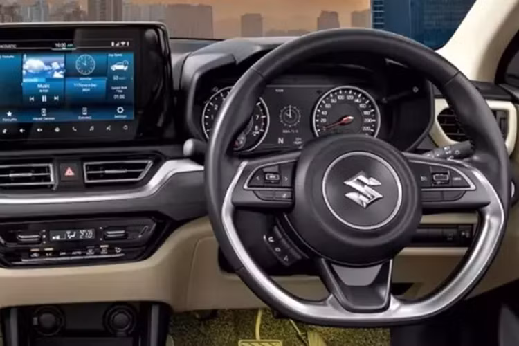 Bên trong, bảng điều khiển trông rất giống với Swift, mặc dù có một vài thay đổi trên phần trang trí, bao gồm các điểm nhấn bằng gỗ giả. Cụm đồng hồ analog được kết hợp với thông tin giải trí 9 inch, tương thích với kết nối Android Auto / Apple CarPlay không dây.