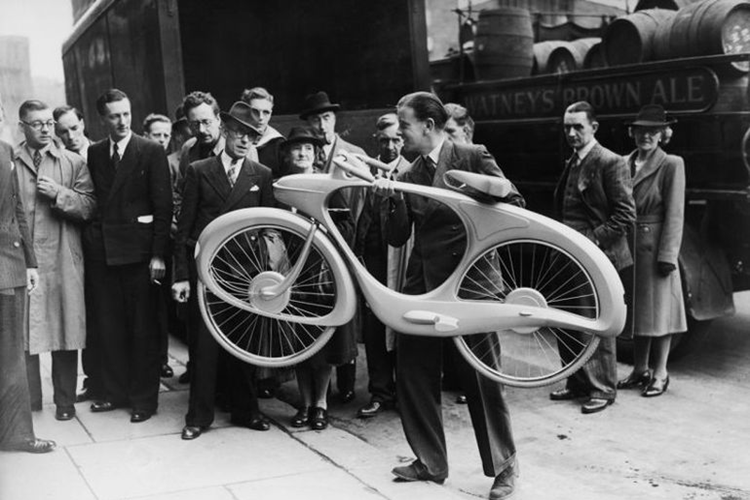 Một trong những mẫu xe đạp có thiết kế nổi bật nhất được ra mắt vào năm 1946 bởi Benjamin Bowden – một kỹ sư người Anh là Spacelander. Có tên gọi ban đầu là "The Classic" (sau đổi tên thành Spacelander), chiếc xe thu hút sự chú ý bởi thiết kế độc đáo và hệ thống điện trợ lực lần đầu xuất hiện trên xe đạp.