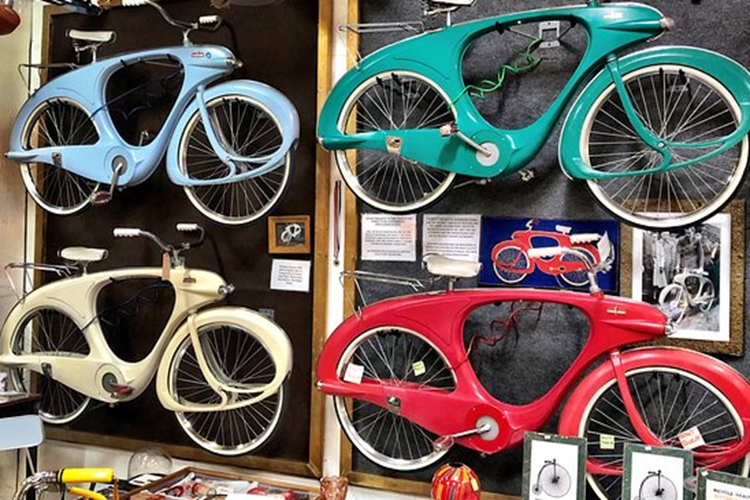 "Tôi đã vắt óc ra để nghĩ đến một thiết kế xe đạp mới lạ" ông tiếp tục chia sẻ. "Thông thường một chiếc xe đạp có 2 bánh xe, bàn đạp và kết nối lại với nhau bỏi khung truyền thống. Với kinh nghiệm làm việc trong ngành công nghiệp máy móc, tôi quyết định phải cải tiến nó, nhưng không hẳn là hoàn toàn. Chức năng đạp chân vẫn nên được giữ lại."