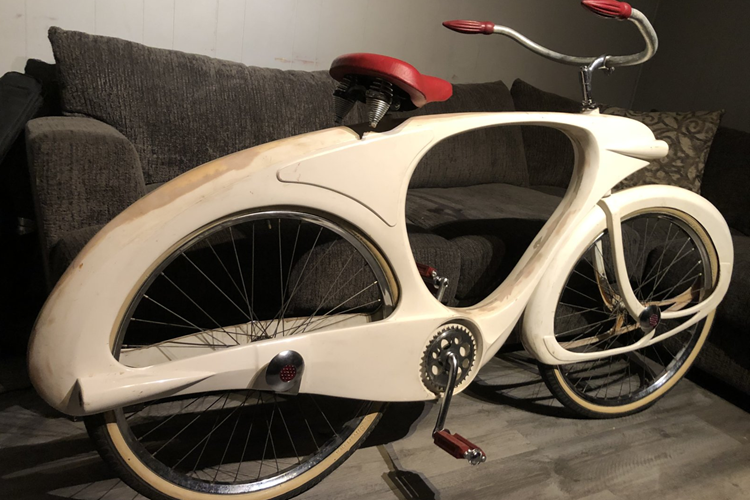 Không chỉ vậy, mẫu xe đặc biệt này còn có kích thước rất nhẹ so với các dòng xe cùng thời, nhờ được chế tạo từ hợp kim nhôm và thép siêu nhẹ. Tuy nhiên, điều tạo nên sự khác biệt của Spacelander là hệ thống trợ lực điện hỗ trợ người lái trong tình huống leo dốc.