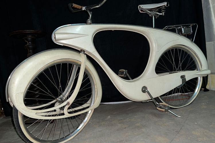 "Đang ngồi nghĩ ngợi trong văn phòng làm việc, tôi chợt nảy ra ý tưởng tạo ra một sản phẩm đột phá chưa từng có," Bowden nhớ lại thời điểm nảy ra ý tưởng chế tạo xe đạp Spacelander trong một cuộc trả lời phỏng vấn vào năm 1993.