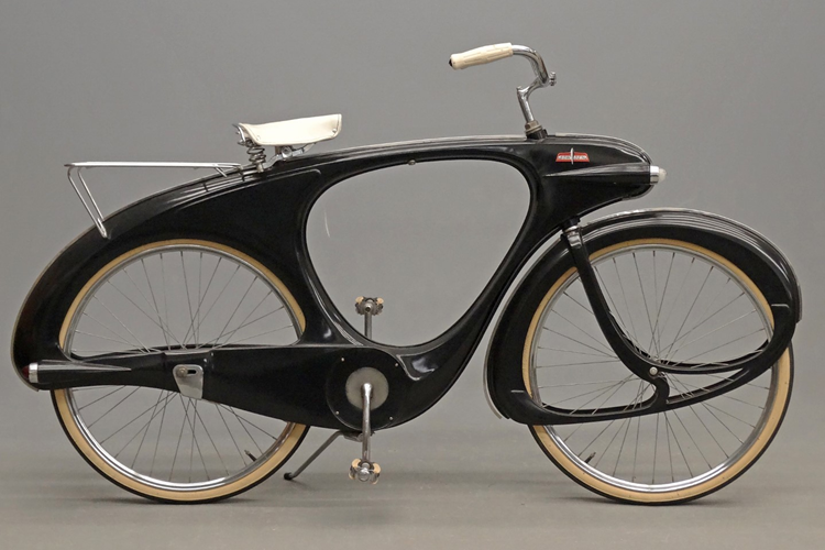 Ra mắt năm 1947 nhưng phải đến 13 năm sau, Spacelander mới được đưa vào sản xuất thương mại. Tuy nhiên, số lượng bán ra của mẫu xe này lại rất thấp, với chỉ khoảng 500 chiếc trong suốt vòng đời. Một trong những lý do khiến Spacelander không được ưa chuộng là mức giá quá cao so với các đối thủ cạnh tranh vào thời điểm bấy giờ.