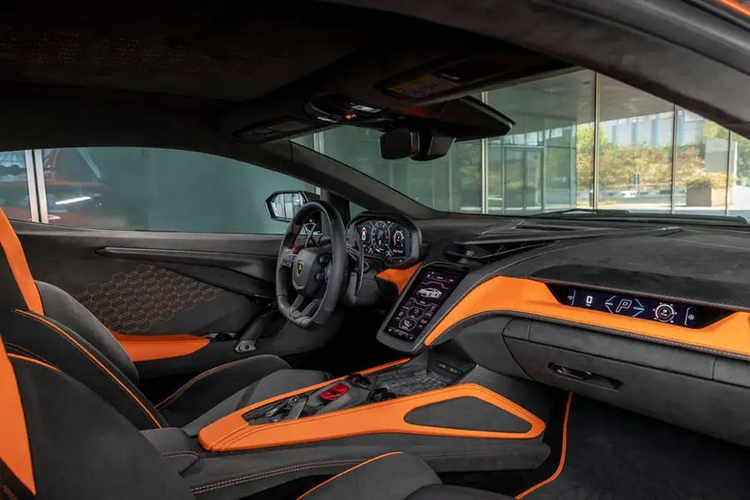 Ở phía sau, xe được trang bị 2 ống xả hình lục giác đặt khá cao và nắp khoang động cơ trong suốt cho thấy cỗ máy mạnh mẽ bên dưới. Thêm vào đó là hệ thống đèn hậu LED hình chữ Y tương tự phía đầu xe. So với Aventador Ultimate, Revuelto tạo ra lực ép xuống nhiều hơn 66% trong các tình huống vận hành tốc độ cao.