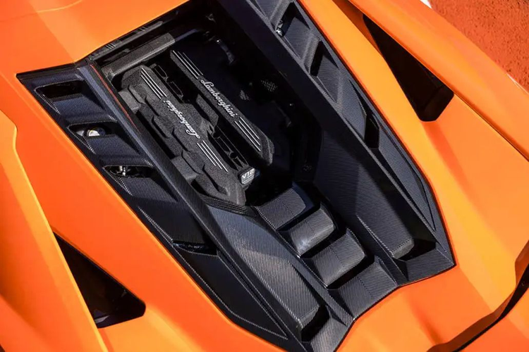 Thiết kế của “siêu bò” được tối ưu khả năng khí động học. Khu vực đầu xe nổi bật với cụm đèn định vị hình chữ Y đặc trưng, kết hợp với 2 hốc gió cỡ lớn. Cửa mở dạng cắt kéo giống Aventador. Bộ mâm của xe có đường kính 21 inch với thiết kế 5 chấu hình chữ "Y", đi kèm lốp sau 345/30 ZR21.