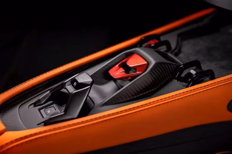 Một số trang bị đáng chú ý khác trên Lamborghini Revuelto có: hệ thống Amazon Alexa, radio vệ tinh SiriusXM và tính năng cập nhật phần mềm qua mạng.