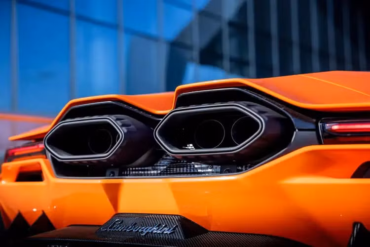 Cung cấp sức mạnh cho Lamborghini Revuelto là động cơ xăng 6.5 V12 hút khí tự nhiên, công suất 825 mã lực tại 9.250 vòng/phút, mô-men xoắn cực đại 725 Nm tại 6.750 vòng/phút.