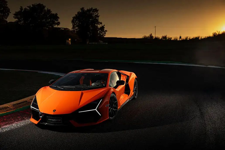 Đi kèm với đó là 2 mô tơ điện ở bánh trước và động cơ điện thứ ba được gắn với hộp số ly hợp kép 8 cấp mới và hệ dẫn động bốn bánh. Tổng công suất của hệ thống động cơ phức tạp này lên tới 1.001 mã lực, vượt qua 2 mẫu xe cùng nhà là Aventador SVJ (770 mã lực) và Sian (819 mã lực).