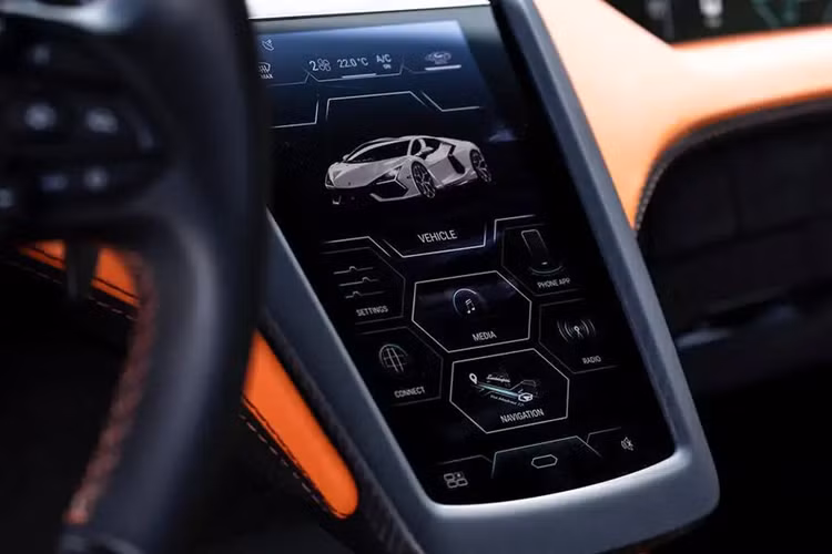 Bên trong cabin, Lamborghini Revuelto sở hữu nội thất mang đậm phong cách thể thao. Xe có 3 màn hình hiển thị thông tin gồm: Phía người lái là màn hình 12.3 inch, màn hình giải trí 8.4 inch và màn hình 9.1 inch ở phía hành khách.