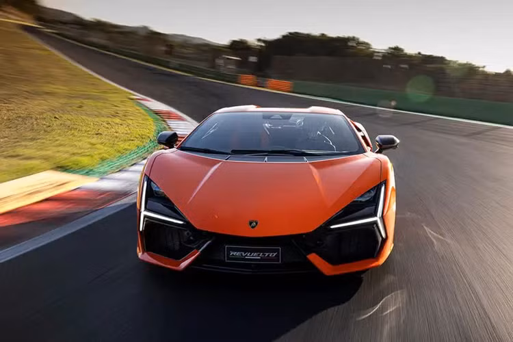 Không chỉ kế nhiệm mà siêu xe Lamborghini Revuelto còn mở ra một kỷ nguyên mới cho hãng khi được trang bị hệ thống hybrid bên cạnh kết cấu động cơ V12 được duy trì hơn 60 năm qua.