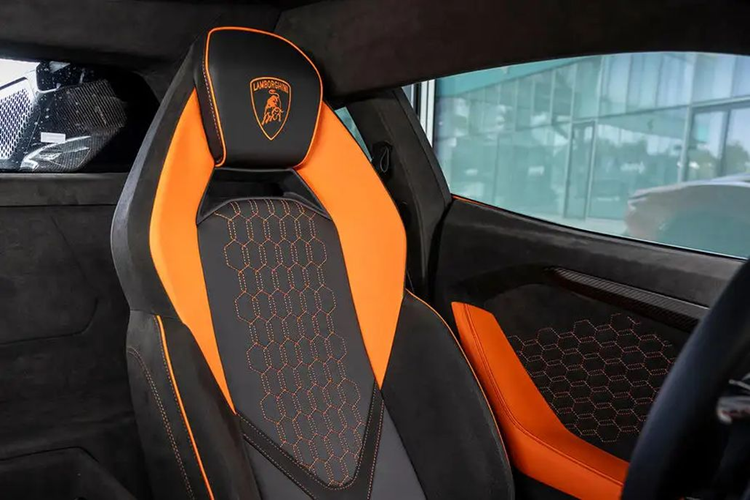 Revuelto cũng được trang bị gói hệ thống an toàn lần đầu xuất hiện trên một siêu xe Lamborghini với những công nghệ như màn quan sát và cảnh báo điểm mù, cảnh báo chệch làn, Cruise Control và cảnh báo va chạm sau.