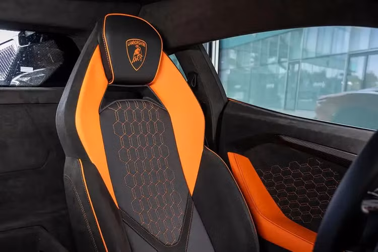 Revuelto cũng được trang bị gói hệ thống an toàn lần đầu xuất hiện trên một siêu xe Lamborghini với những công nghệ như màn quan sát và cảnh báo điểm mù, cảnh báo chệch làn, Cruise Control và cảnh báo va chạm sau.
