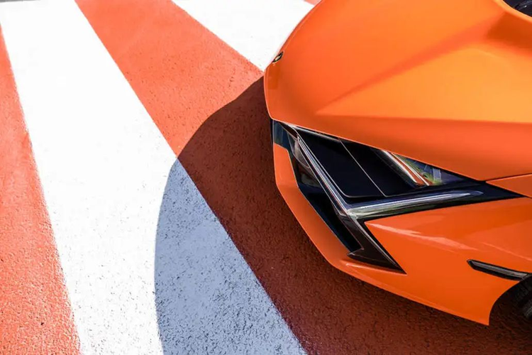 Lamborghini Revuelto được phát triển dựa trên hệ thống khung gầm liền khối được cấu tạo từ vật liệu sợi carbon. So với Aventador, khung gầm của siêu xe Lamborghini Revuelto nhẹ hơn đến 10%. Trong đó, bộ khung phía trước nhẹ hơn 20% nhưng độ cứng xoắn lại tăng đến 25%.