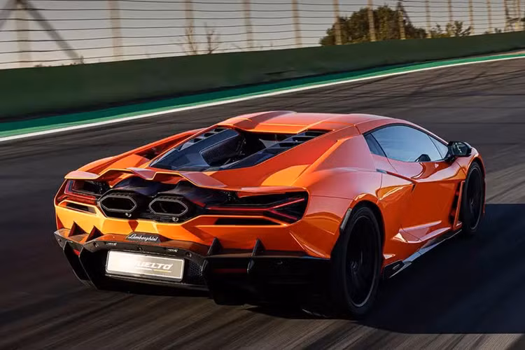 Tốc độ tối đa mà Revuelto có thể đạt được là 355 km/h. Khả năng tăng tốc của xe cũng rất ấn tượng khi chỉ mất khoảng 2,5 giây để đạt 100km từ khi nổ máy.