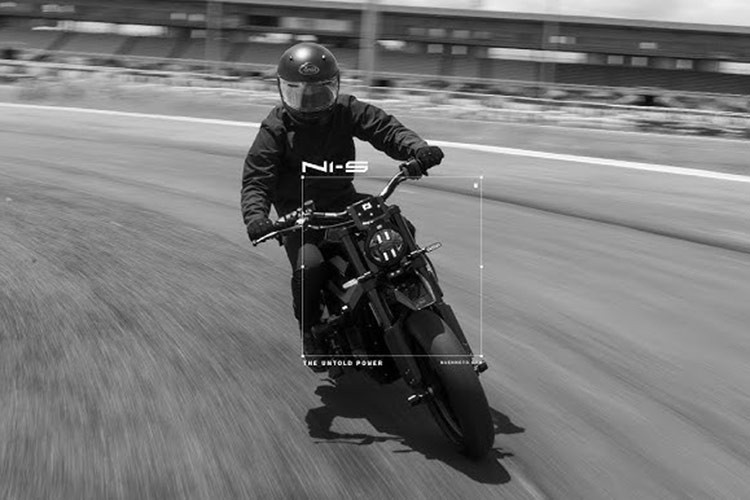 Bên cạnh đó, xe cũng có tính năng đi lùi và ga tự động (Cruise Control) cùng khả năng chống nước đạt tiêu chuẩn IP67 cho phép xe di chuyển trong điều kiện ngập nước tối đa 30 phút ở mức nước không quá 50 cm.