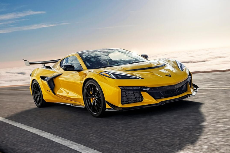 Không có gì ngạc nhiên khi những người mua Chevrolet Corvette E-Ray đã sở hữu những chiếc xe hiếm nhất trong năm nay. Trong cả xe coupe và mui trần, tất cả trừ hai màu sơn đều được bán với số lượng dưới ba chữ số.