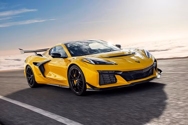 Không có gì ngạc nhiên khi những người mua Chevrolet Corvette E-Ray đã sở hữu những chiếc xe hiếm nhất trong năm nay. Trong cả xe coupe và mui trần, tất cả trừ hai màu sơn đều được bán với số lượng dưới ba chữ số.