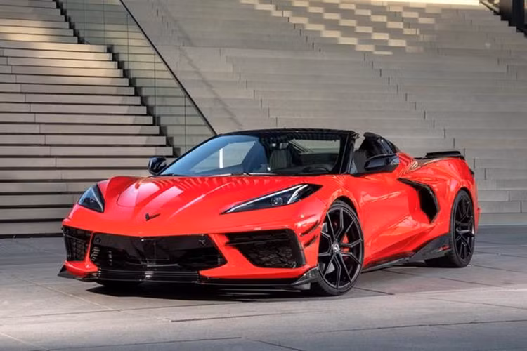 Tiếp theo, hãy nói về màu sơn vì đó là một đặc điểm quyết định rất lớn. Trong số 42.934 chiếc Corvette được sản xuất cho năm 2024, màu phổ biến nhất cũng là một trong những màu nhàm chán nhất: Arctic White. 6.493 chiếc Corvette có màu đó. Torch Red đứng thứ hai với 6.013 xe trên cả ba cấp độ trang trí.